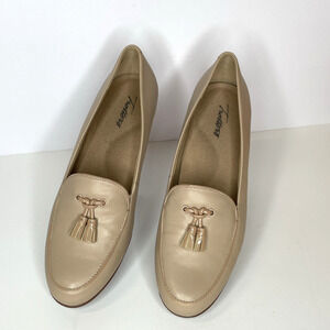 Trotters "MARY" Women's size 9N Tassel Loafer T1913-143 Removable Insoles NWOB